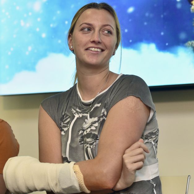 左手包著繃帶的Petra Kvitova，接受媒體訪問仍露出笑容。（達志影像）