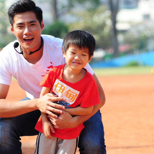 體育老師球星陳偉殷與慢飛天使澄澄打棒球。(伊甸基金會提供)