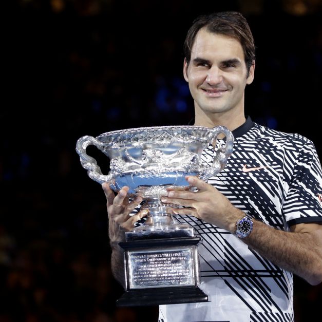 Roger Federer開心與澳網獎盃合影。（達志影像）
