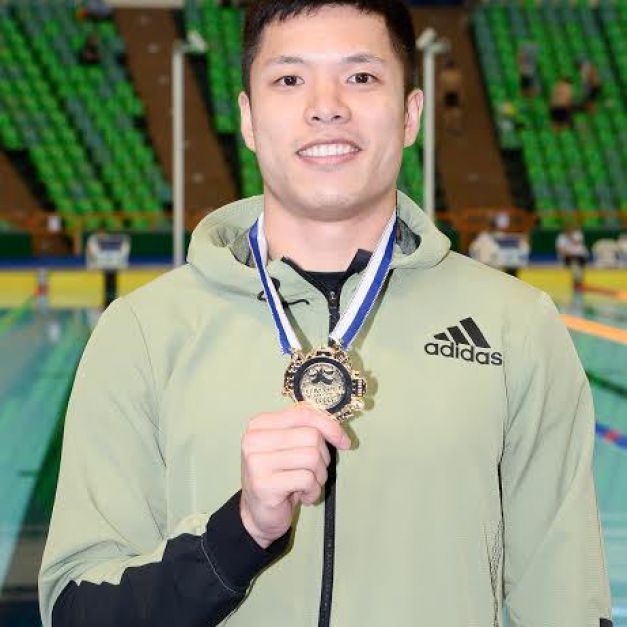 「水道速男」吳浚鋒在男子50公尺自由式游出23秒05，順利摘金。（台北世大運提供）