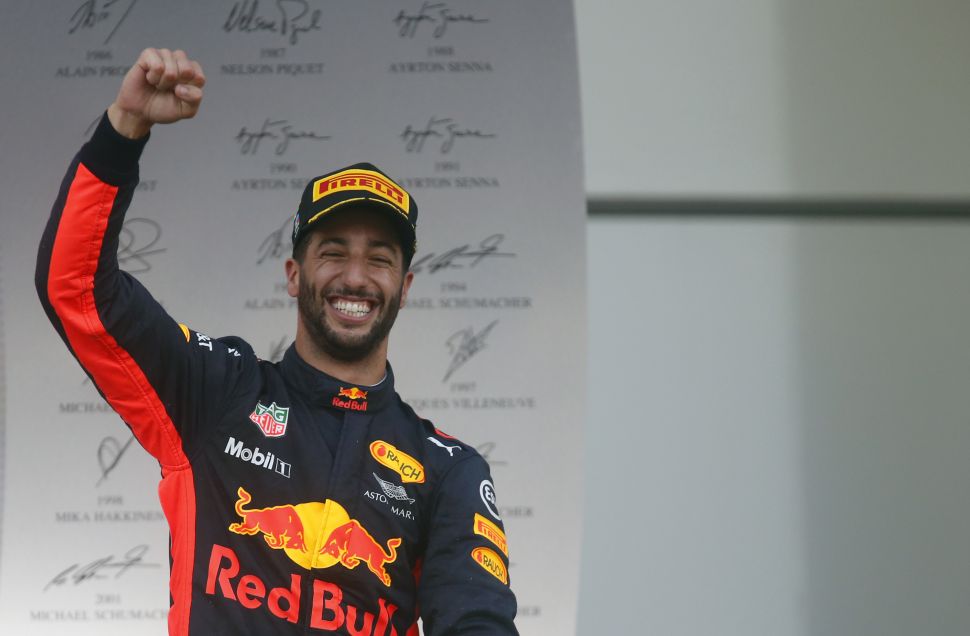 Daniel Ricciardo奪下本季首勝後露出開心的笑容。（達志影像）