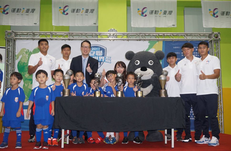 中華迷你足球協會理事長許淑華（後排左4）。（主辦單位提供）
