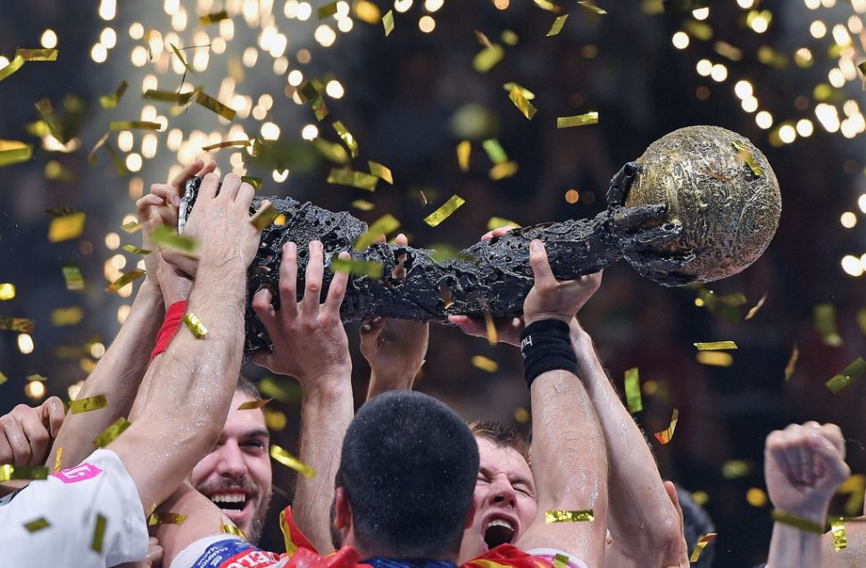 瓦達球員高舉手球歐冠聯賽冠軍獎盃。（達志影像）