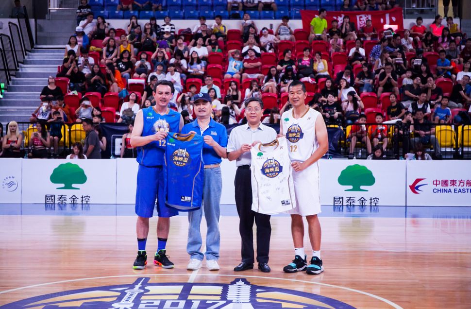 鄭志龍（圖左）東方介德（圖右）代表明星隊贈送簽名球衣給台北市副市長鄧家基（圖左2）及上海市海峽兩岸交流促進會榮譽會長李文輝。（大會提供）