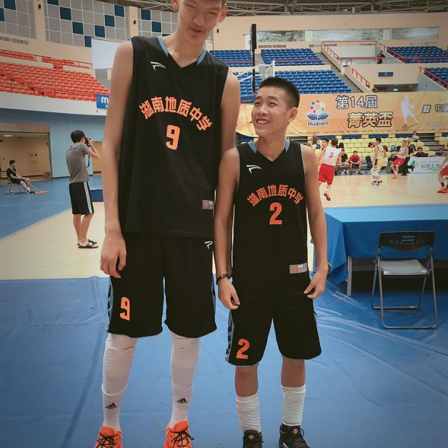 湖南省地質中學222公分高的高世鰲（左）與身高175公分的陳琪友。（鍾亞芳／攝）