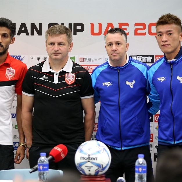由左至右為巴林球員Ismael Hasan、巴林總教練Miroslav Soukup、中華男足總教練Gary White、中華隊球員陳柏良。（足協提供）