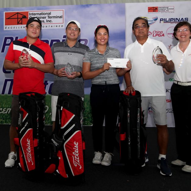 配對賽菲律賓職業選手Pauline DEL ROSARIO 保琳（中）與3位社會業餘人士奪冠，右為賽事總監Colo Ventosa。（主辦單位提供）