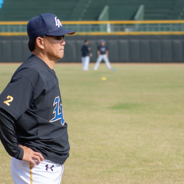 總教練洪一中觀察野手訓練狀況。（特派記者王啟恩／嘉義拍攝）