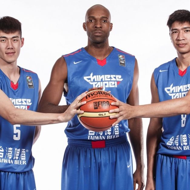 中華隊劉錚(左起)、戴維斯、周柏臣。(FIBA官網提供)