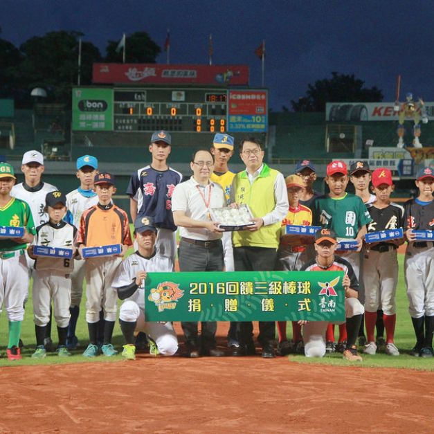 統一獅捐贈球具回饋台南三級棒球。(統一獅提供)