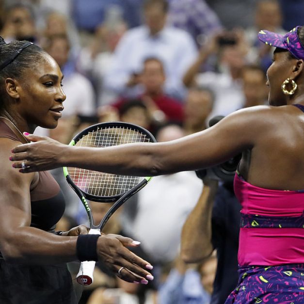 Serena Williams（左）與Venus Williams（右）賽後擁抱。（達志影像）