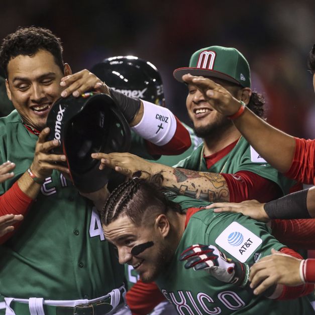 Esteban Quiroz（圖下）轟出3分砲後，與墨西哥隊友慶祝。（達志影像）