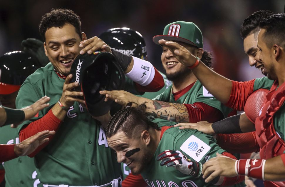 Esteban Quiroz（圖下）轟出3分砲後，與墨西哥隊友慶祝。（達志影像）