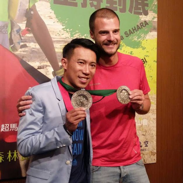 在中國戈壁沙漠賽，瑞士選手Filippo Rossi（右）曾對陳彥博伸出援手。（陳筱琳/攝）
