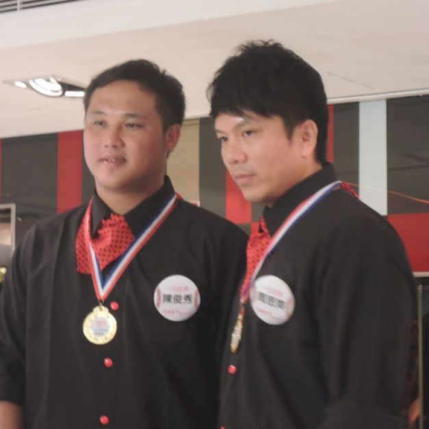 陳俊秀(圖左)、周思齊擔任餐廳一日店長。(陳筱琳/攝)