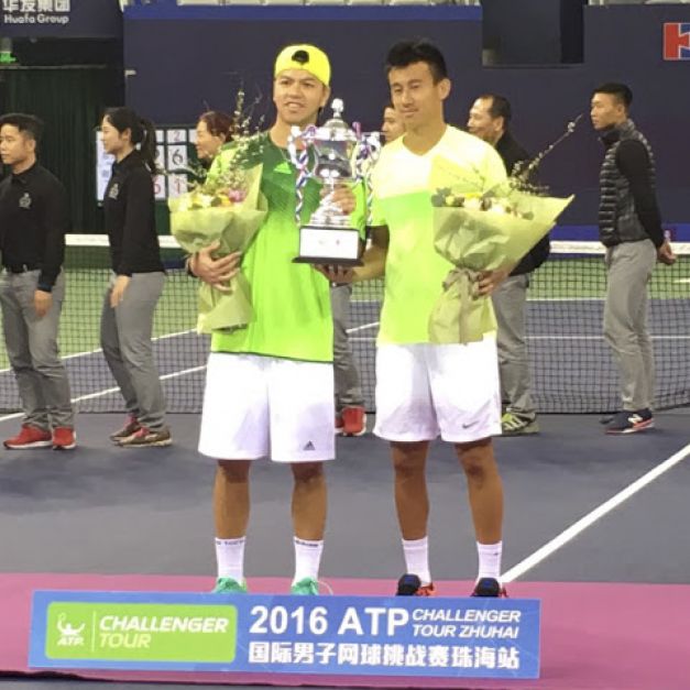 易楚寰(左)與公茂鑫拿下珠海網球挑戰賽雙打冠軍。(海碩提供)