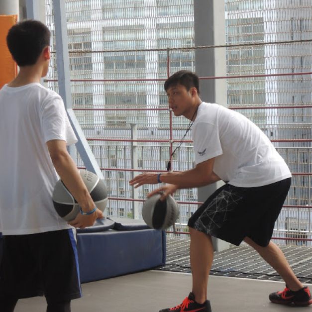 林志傑(右)在籃訓營認真指導學員動作。(陳筱琳/攝)