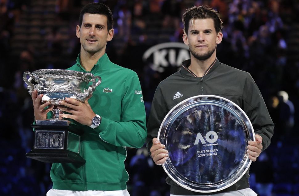Novak Djokovic（左）逆轉衛冕澳網男單冠軍。（達志影像）