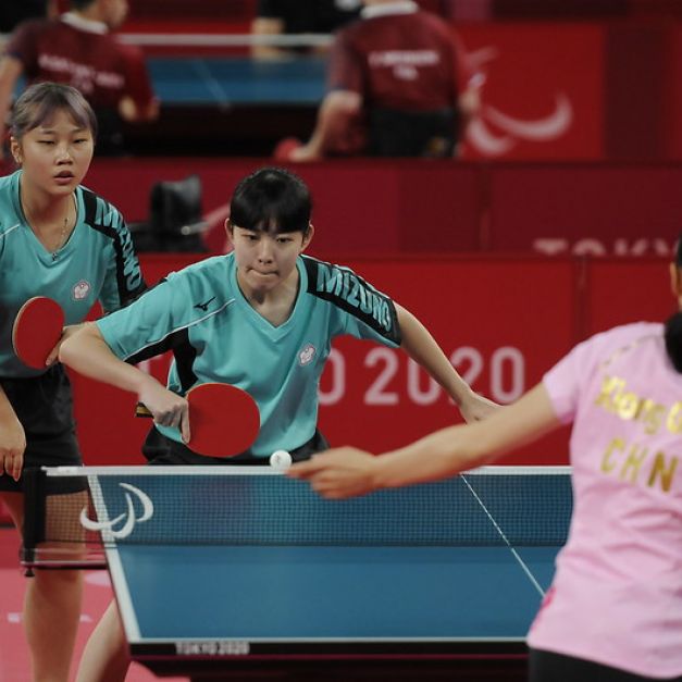 田曉雯（左）與林姿妤（中）出戰桌球女團8強賽。（體育署提供）