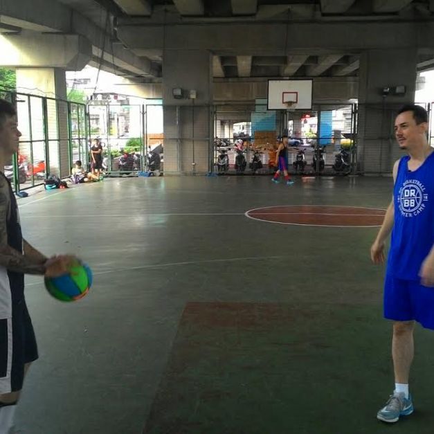 為舉辦三對三籃球賽，校長鄭志龍(圖右)與兒子鄭騏寬(圖左)到新生高架橋下球場了解場地。(鄭志龍籃球學院提供)