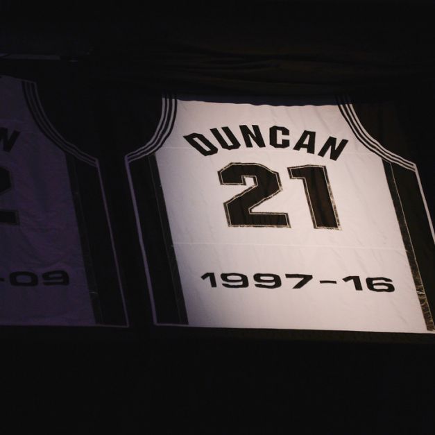 Tim Duncan的21號球衣高掛。(達志影像)