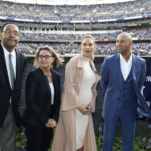 （右起）Derek Jeter與其妻子、母親、父親一同出席球衣背號退儀式。（達志影像）
