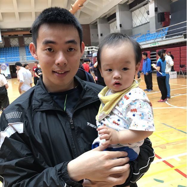 國體大桌球選手陳建安與兒子。（鍾亞芳／攝）