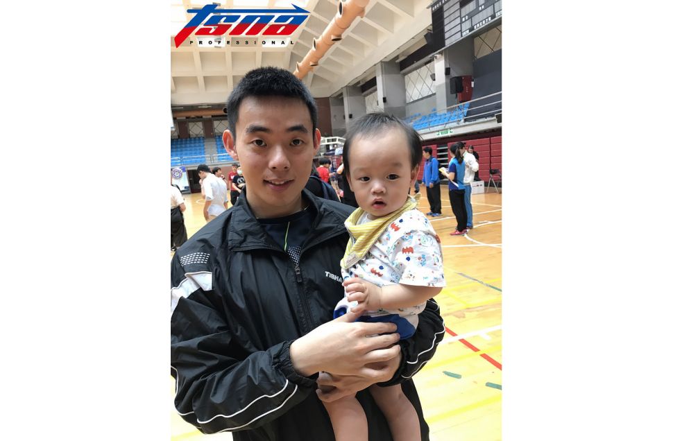 國體大桌球選手陳建安與兒子。（鍾亞芳／攝）