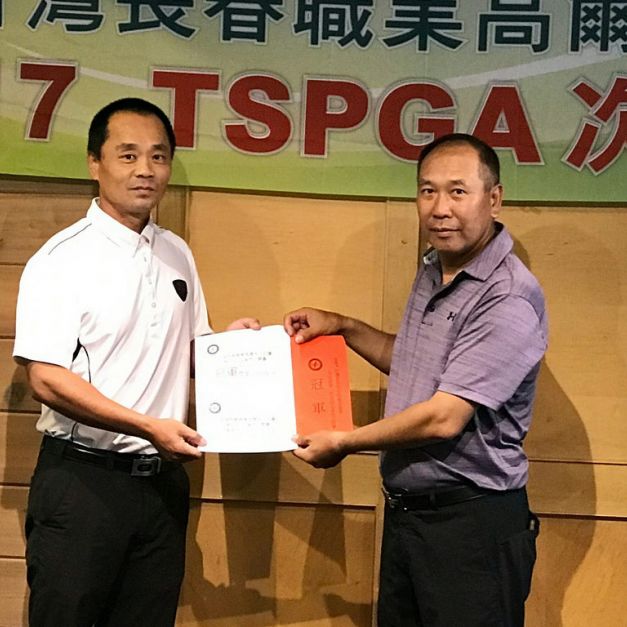 李鍊福（左）奪冠，TSPGA理事黃泰隆頒獎。（大會提供）