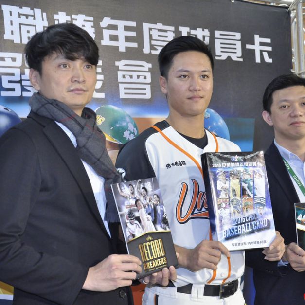 中華職棒2016年度球員卡正式開賣。（張哲郢／攝）