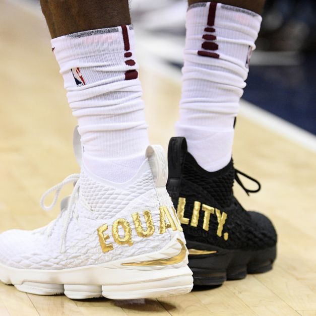 LeBron James所穿的「平等」球鞋。（達志影像）