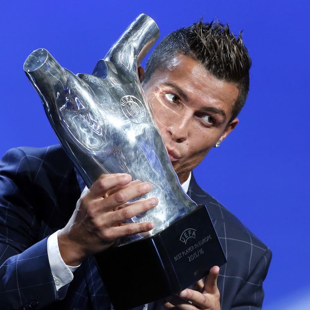 Cristiano Ronaldo親吻2015到16年球季歐洲足總歐洲最佳球員獎盃。(達志影像)
