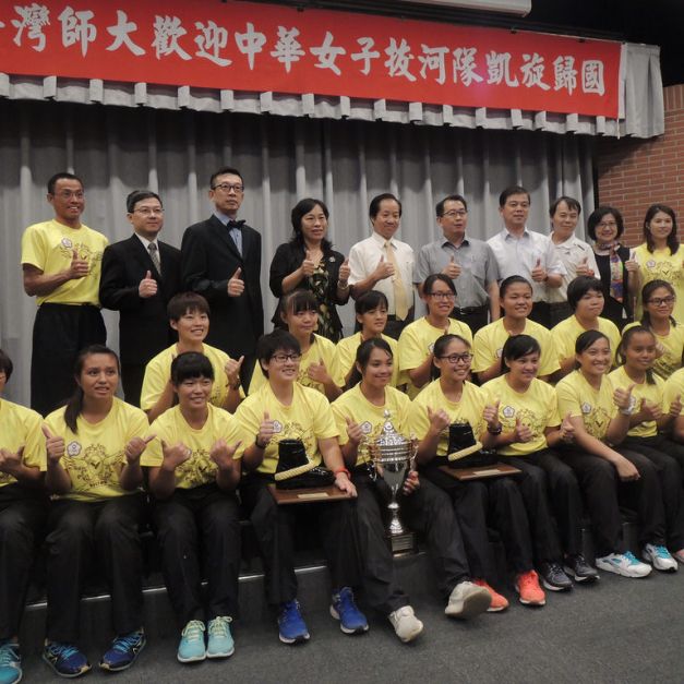 由台灣師大、景美女中組成的中華女子拔河隊，在今年世界盃室外錦標賽包辦6金，除了選手賣力訓練雙手長繭，教練郭昇(後排左一)也是勞苦功高。(陳筱琳/攝)