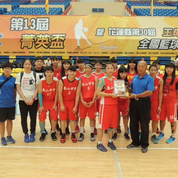 南山高中女籃隊獲第13屆菁英盃籃球賽季軍。(陳筱琳/攝)