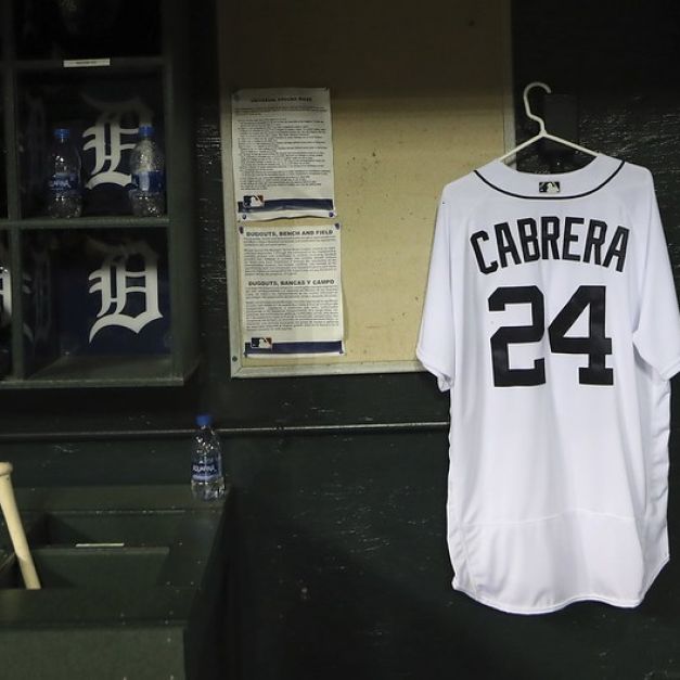 老虎在與雙城比賽時於休息區放著Miguel Cabrera的球衣祝他早日康復。（達志影像）