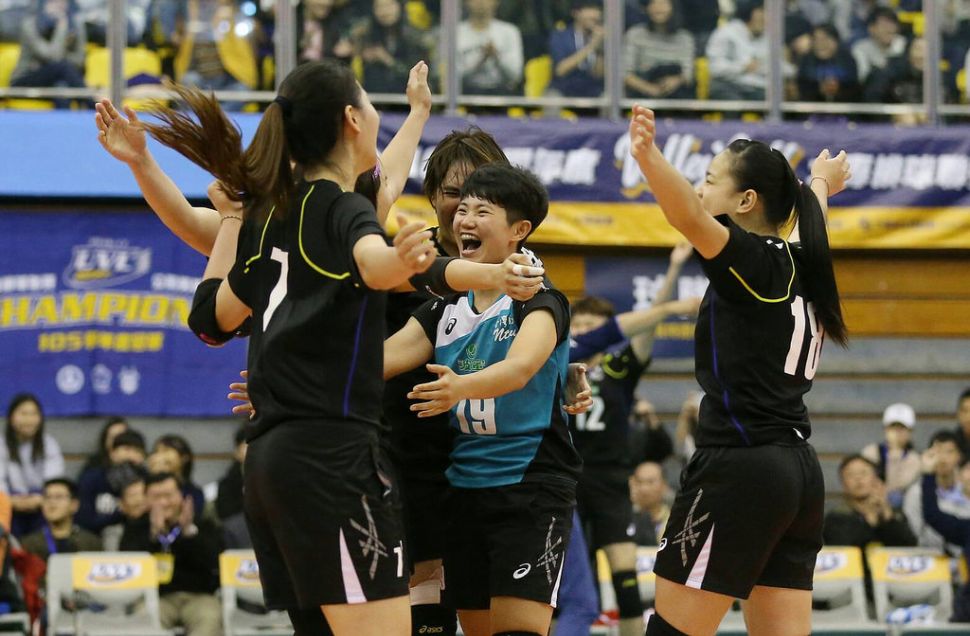台灣師大女排完成UVL跨季82連勝、7連后，球員開心釋放壓力。（大專體總提供）