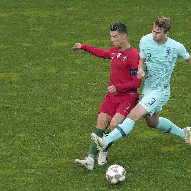 Matthijs de Ligt（右）與Cristiano Ronaldo（左）。（達志影像資料照）