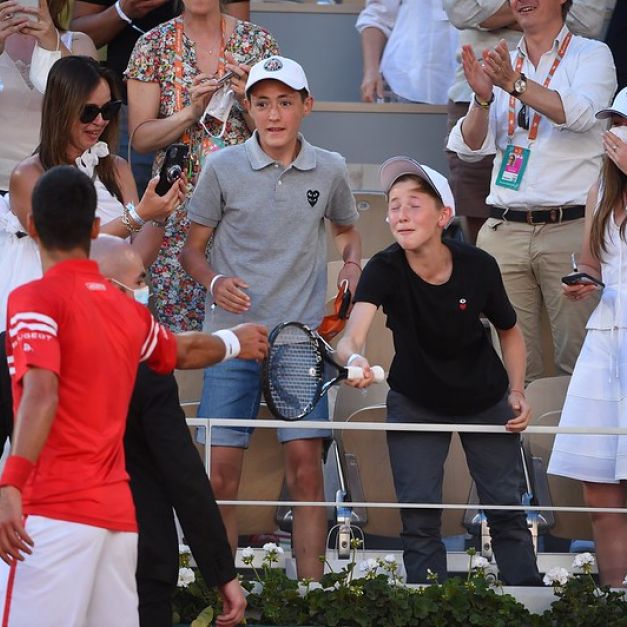 Novak Djokovic贈送球拍給小球迷。（圖／法網推特）