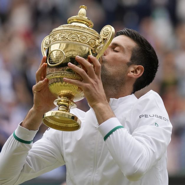 球王Novak Djokovic第6度奪得溫網冠軍，親吻獎盃慶賀。(達志影像)