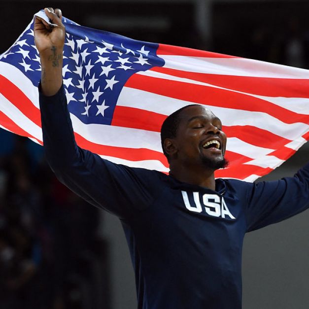 Kevin Durant在2016年里約奧運幫助美國男籃奪金後，披上美國國旗。【AFP授權。資料照】